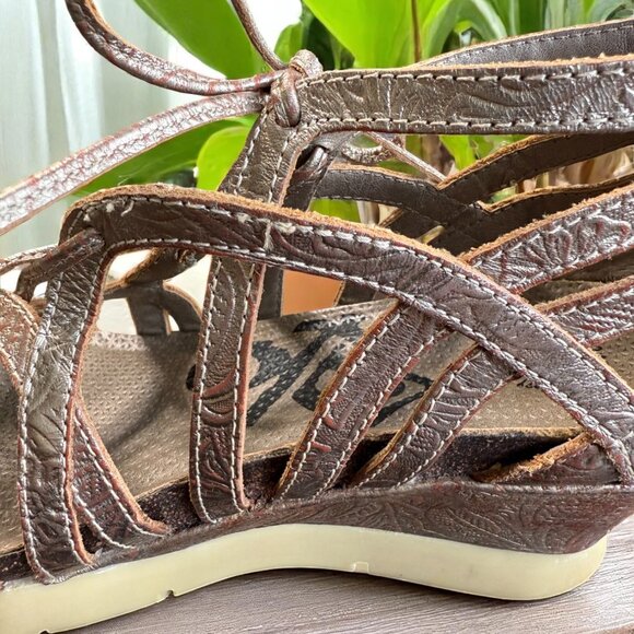 OTBT Nomadic Wedge Sandals Womens Size 8.5 Leather Pewter Color - Picture 12 of 13